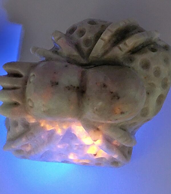 Hackmanite Spider Carving - Image 10